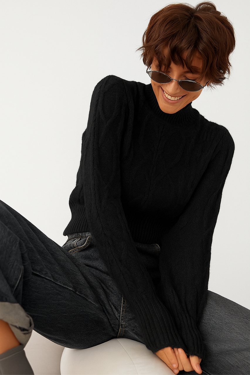 Короткий в’язаний светр з косичками