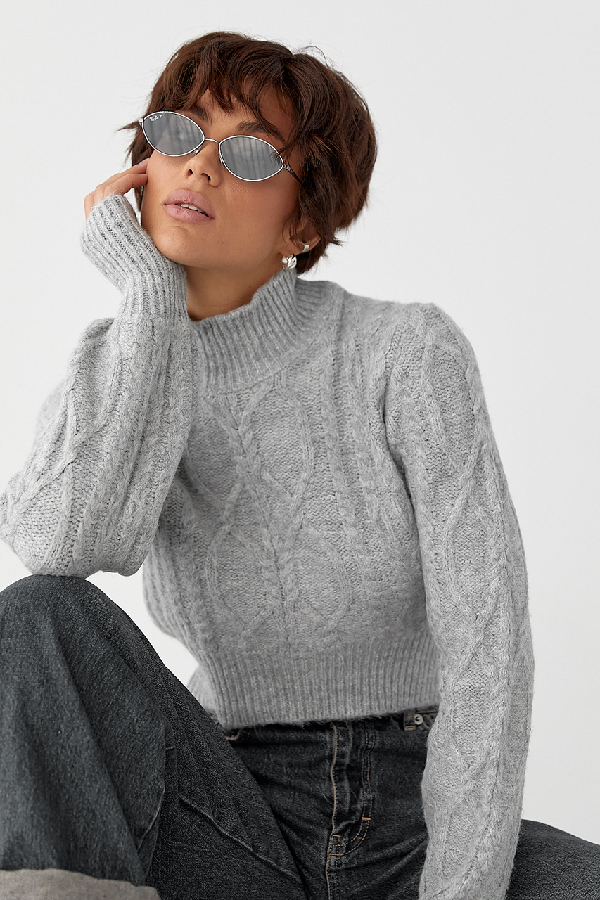 Короткий в’язаний светр з косичками