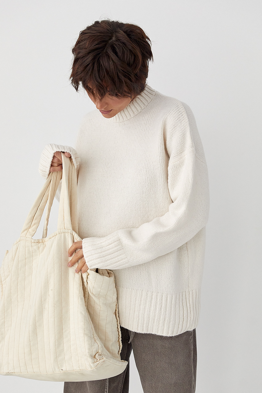 Однотонна в'язана кофта з широкими рукавами