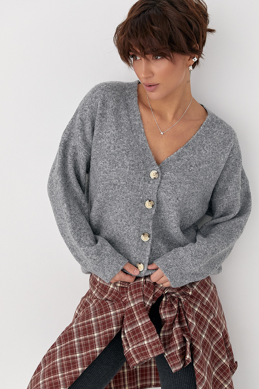В'язаний кардиган на ґудзиках з V-подібним вирізом