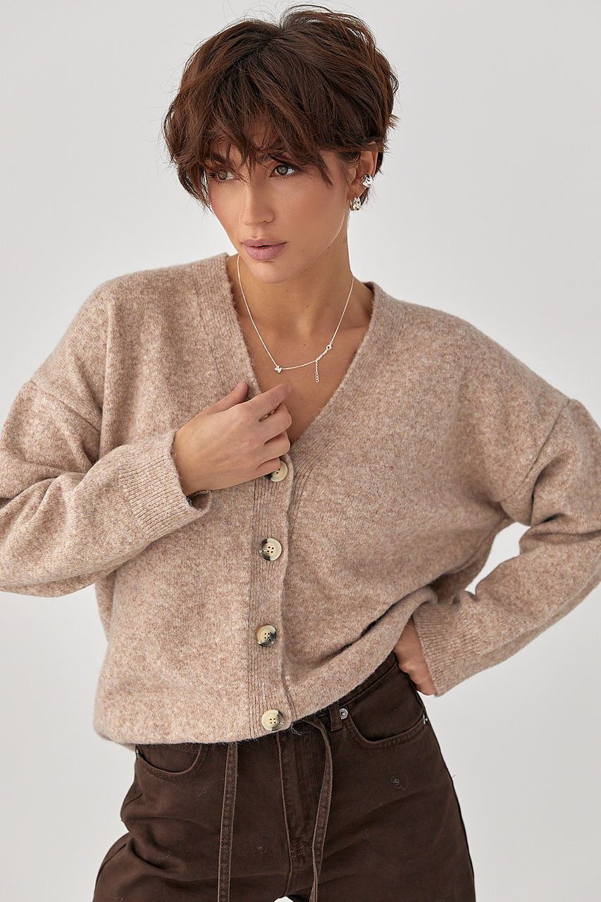 В'язаний кардиган на ґудзиках з V-подібним вирізом