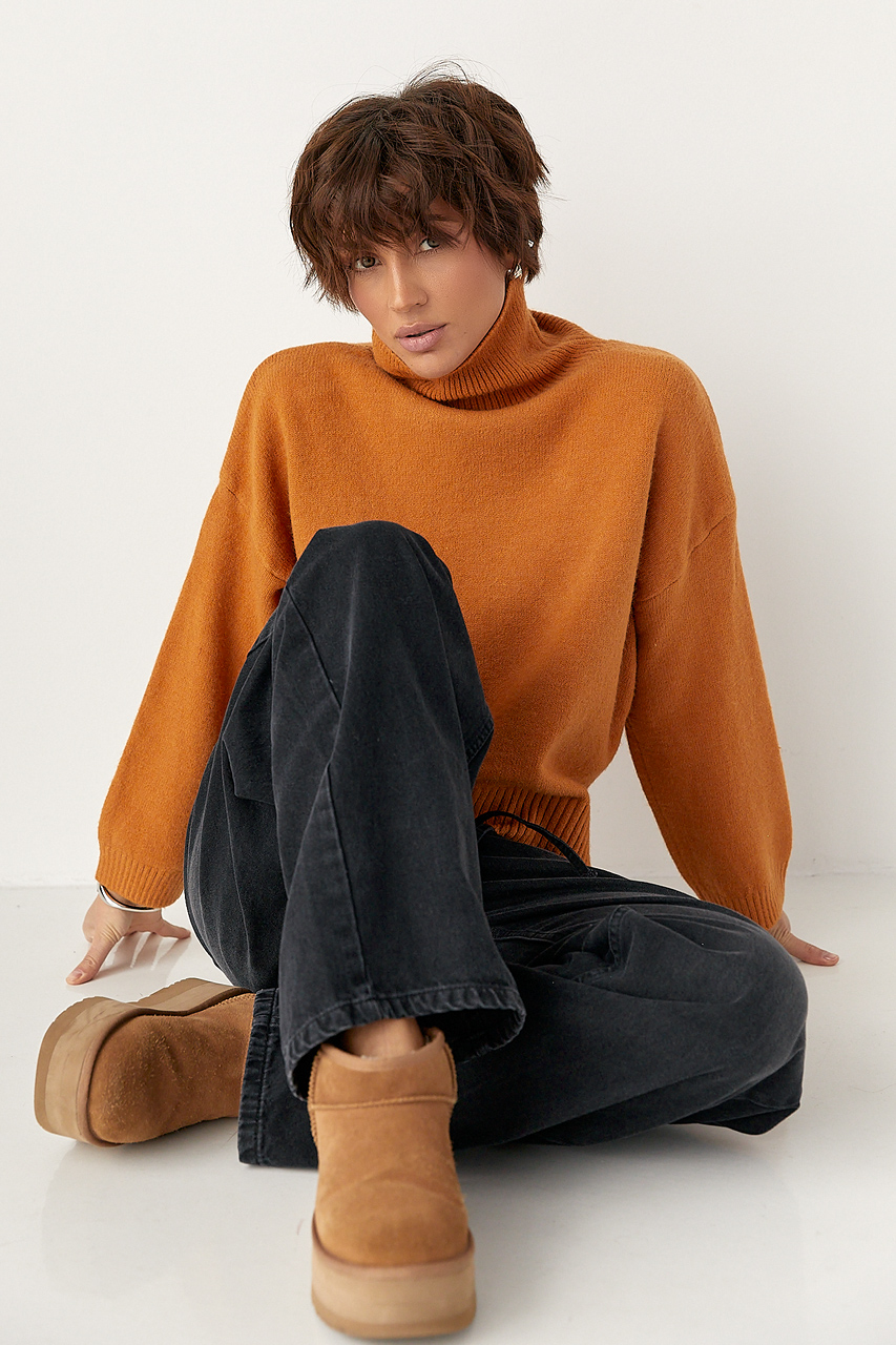 Теплий вільний гольф з розрізами внизу