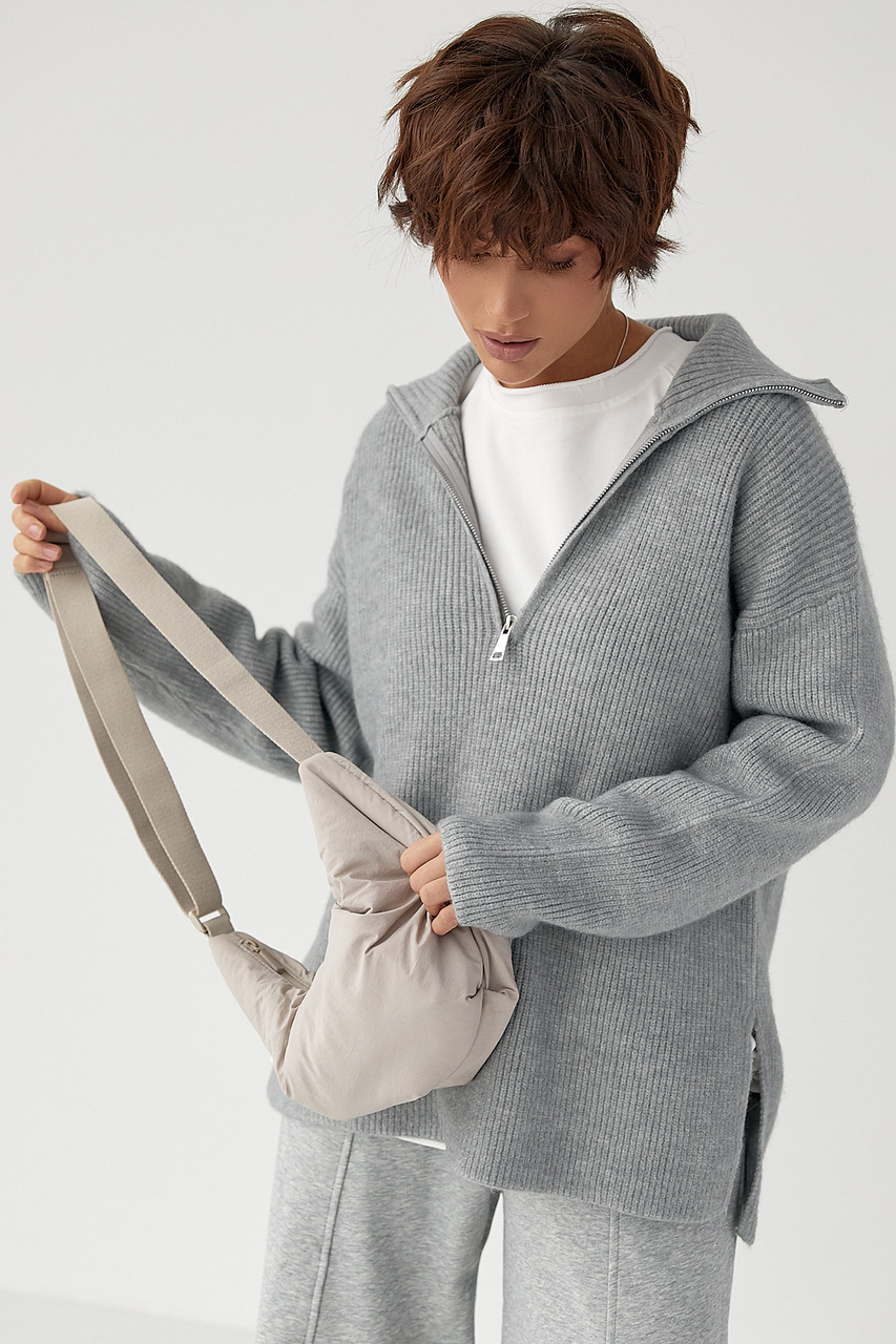 В'язаний светр із високою горловиною на блискавці