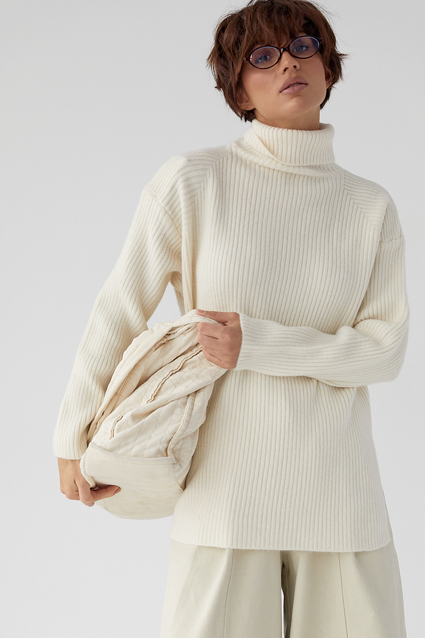 В'язана туніка в рубчик із високою горловиною