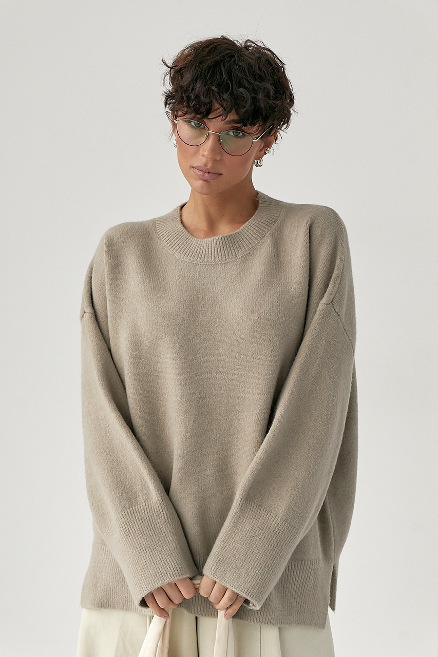 Вільний в'язаний джемпер із розрізами