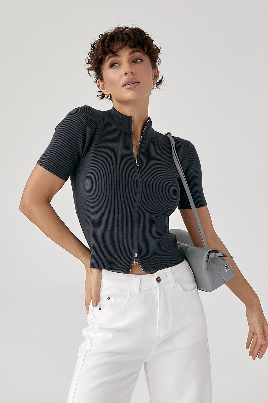 Однотонна футболка в рубчик на блискавці