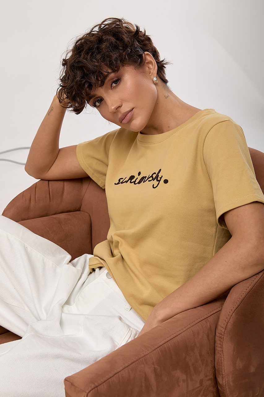 Однотонна футболка з вишитим написом  LX-10721829