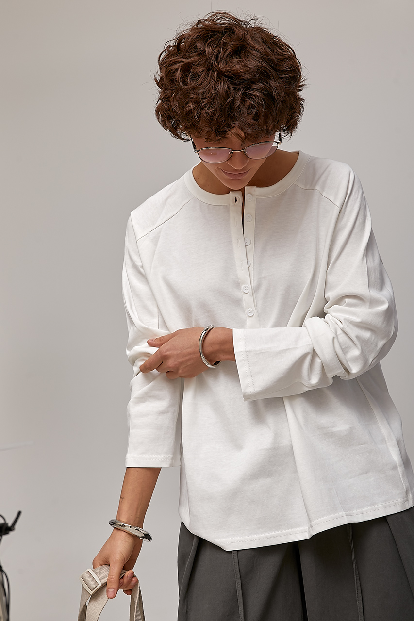 Вільний лонгслів із ґудзиками на горловині