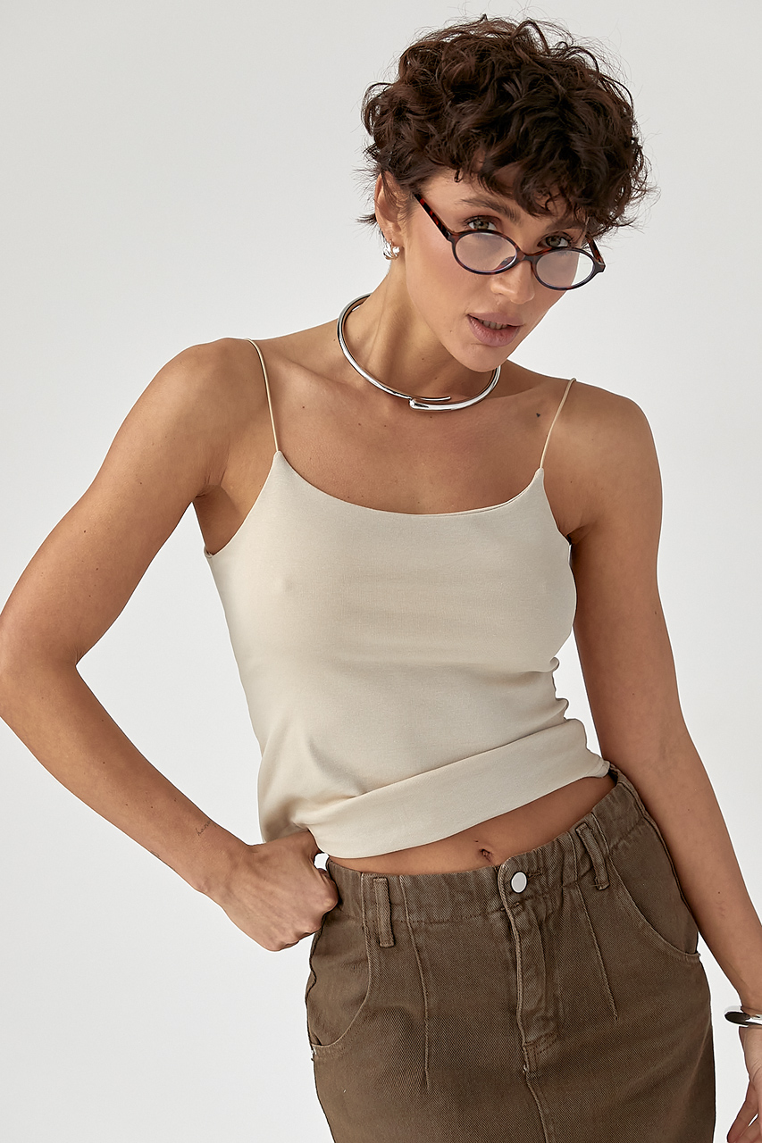 Однотонна майка на тонких бретелях