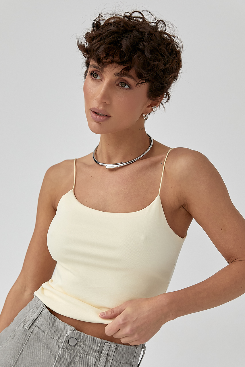 Однотонна майка на тонких бретелях