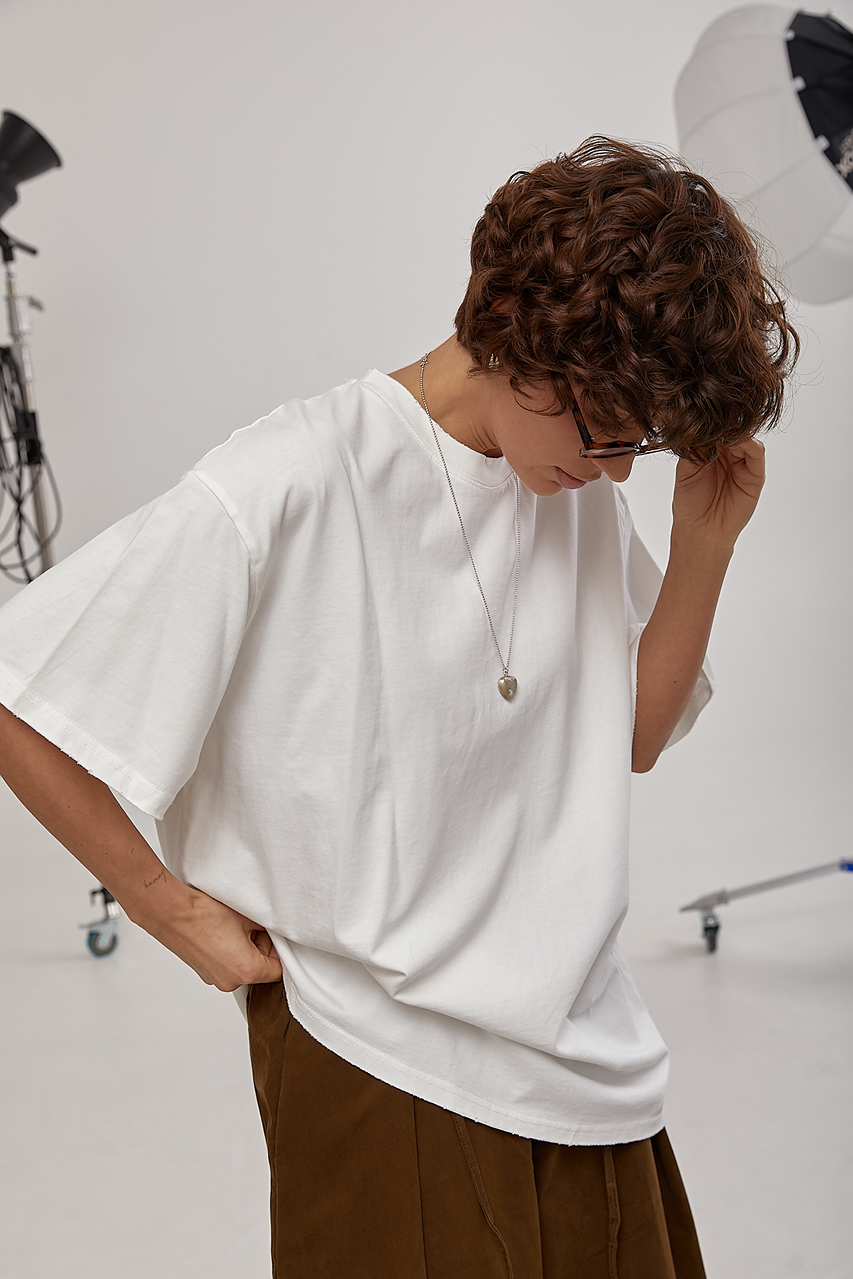 Однотонна футболка вільного фасону з протертими краями  LX-10726647