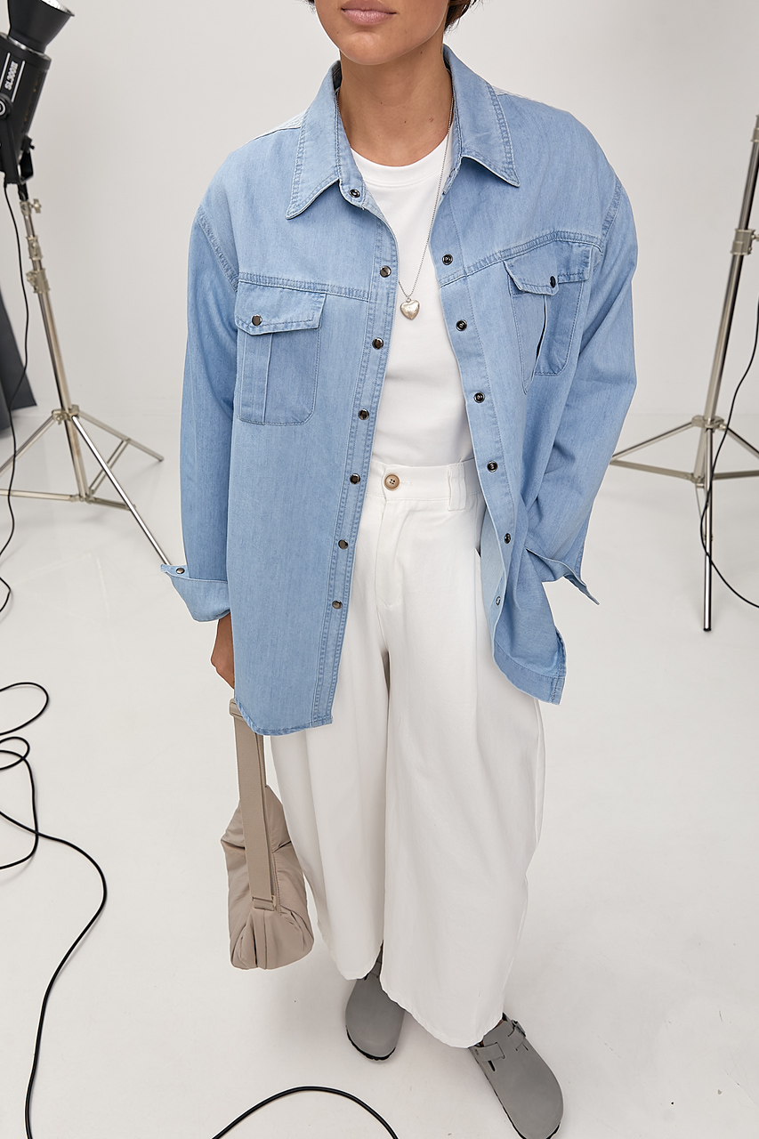 Джинсова вільна сорочка зі смугастими вставками