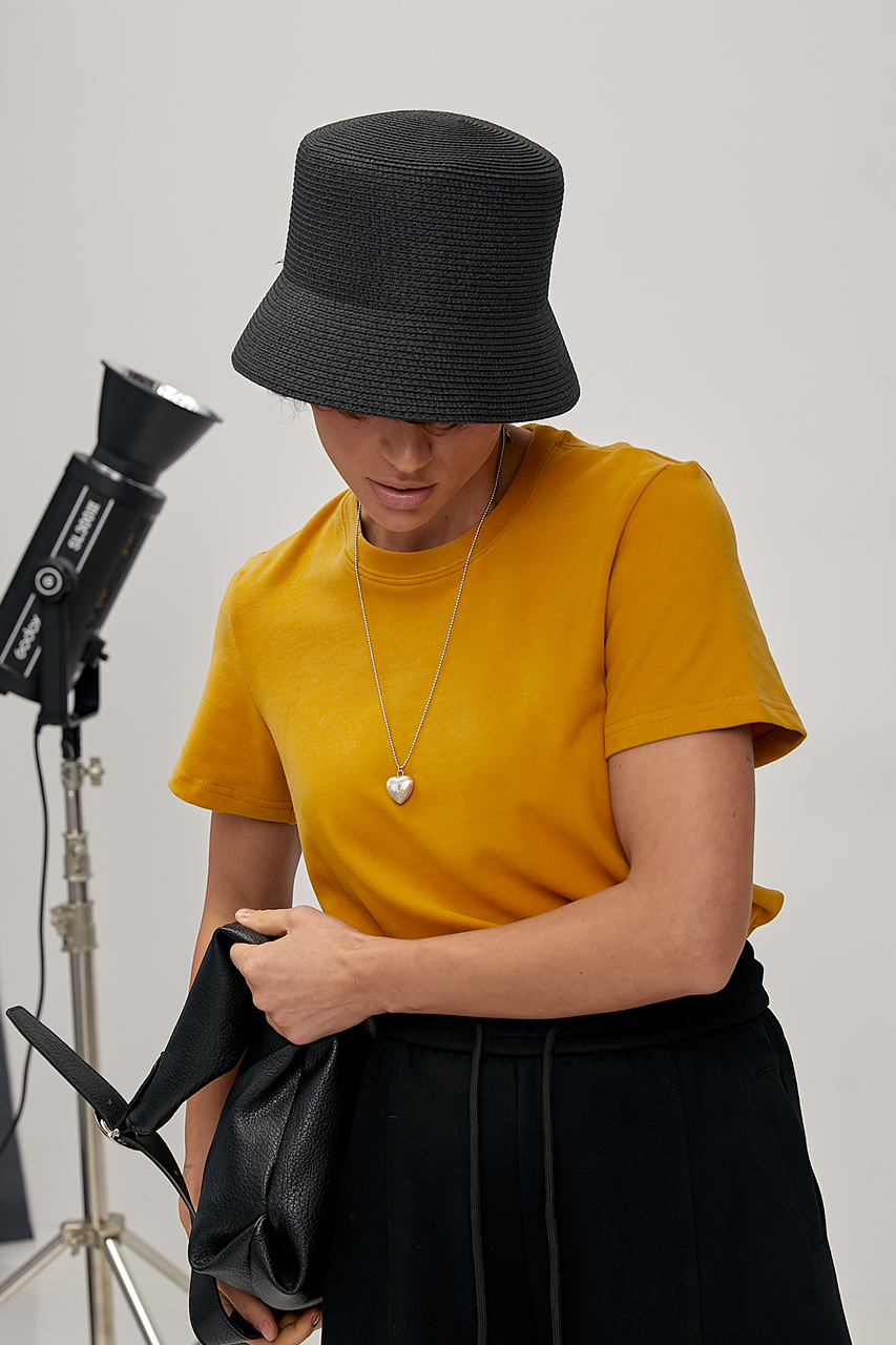 Однотонна трикотажна футболка