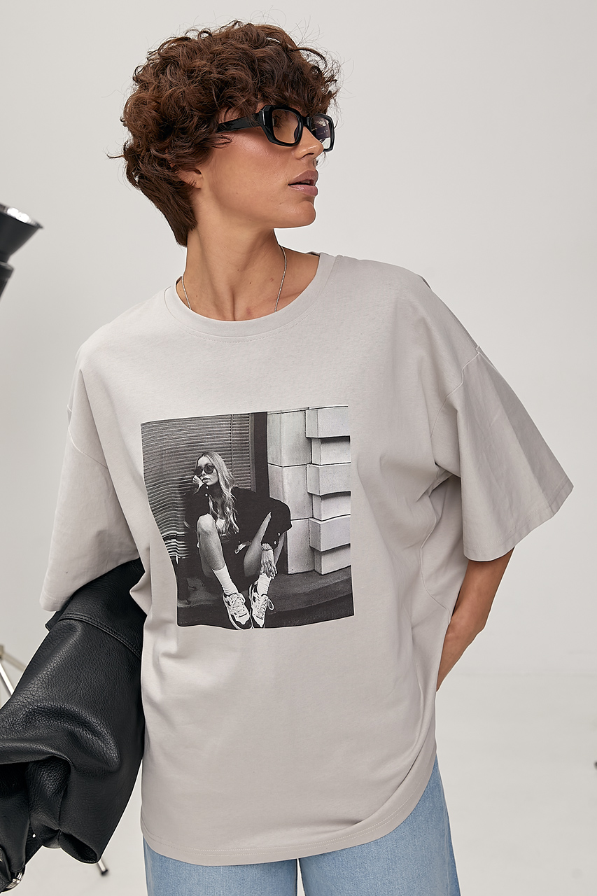 Оверсайз футболка з принтом дівчини