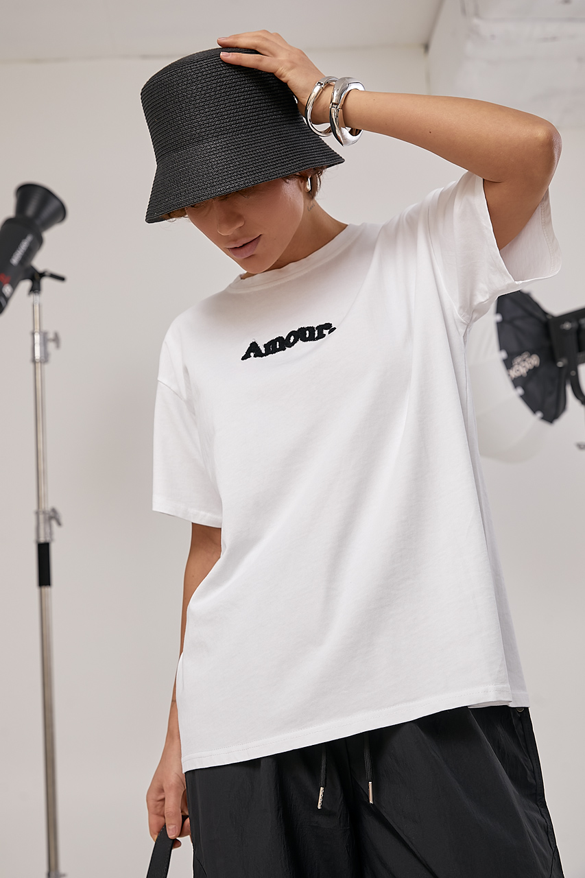 Вільна однотонна футболка з вишитим написом Amour LX-10731301 Вільна однотонна футболка з вишитим написом Amour LX-10731301