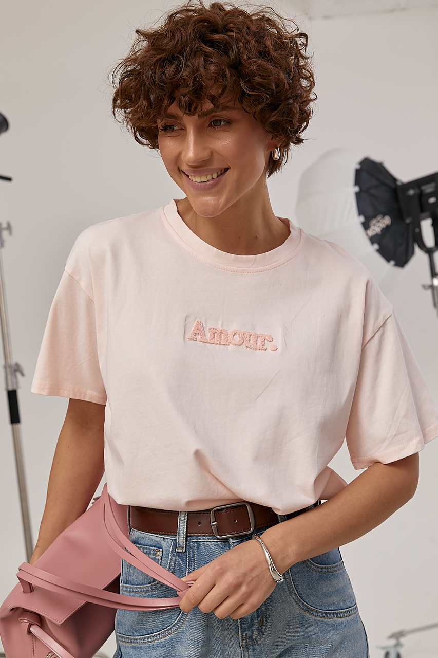 Вільна однотонна футболка з вишитим написом Amour LX-10731307 Вільна однотонна футболка з вишитим написом Amour LX-10731307