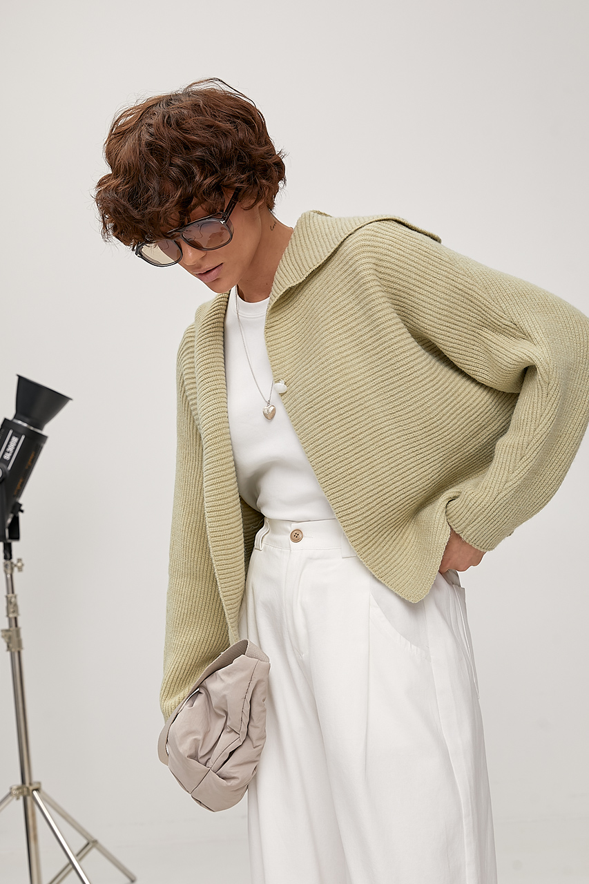 В'язаний жіночий кардиган із відкладним коміром