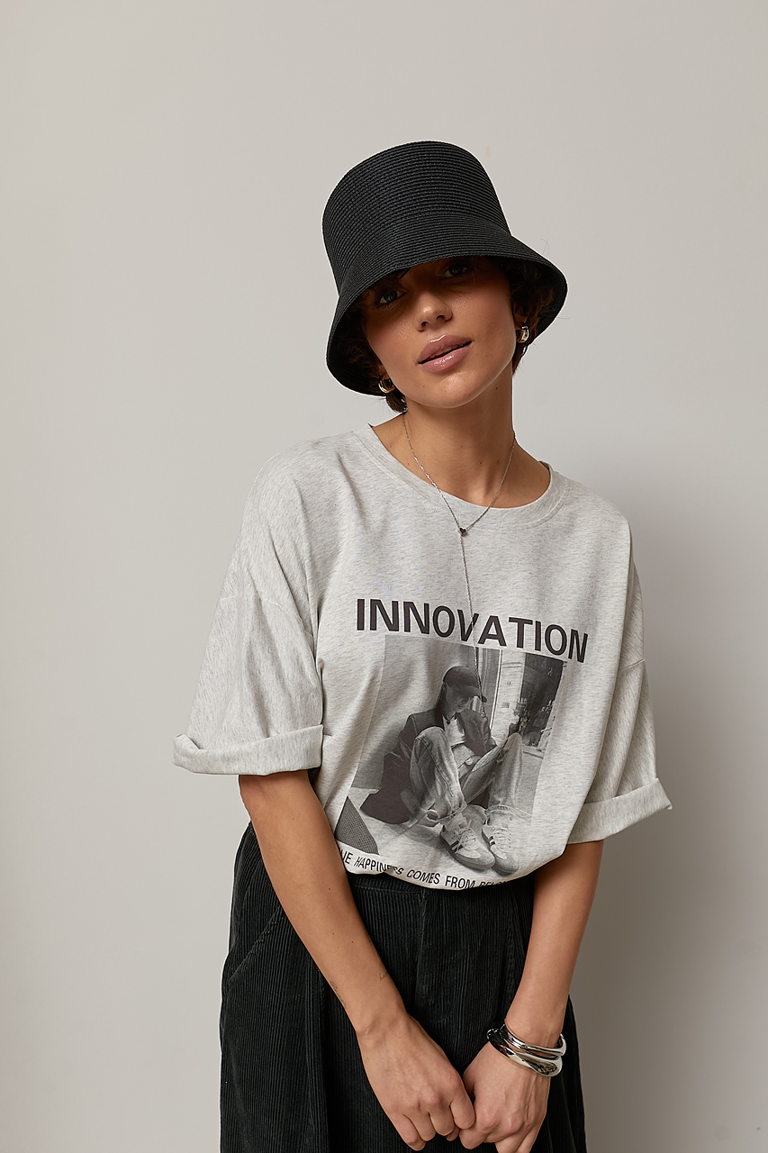 Оверсайз футболка з принтом дівчини та написом Innovation LX-10734911 Оверсайз футболка з принтом дівчини та написом Innovation LX-10734911