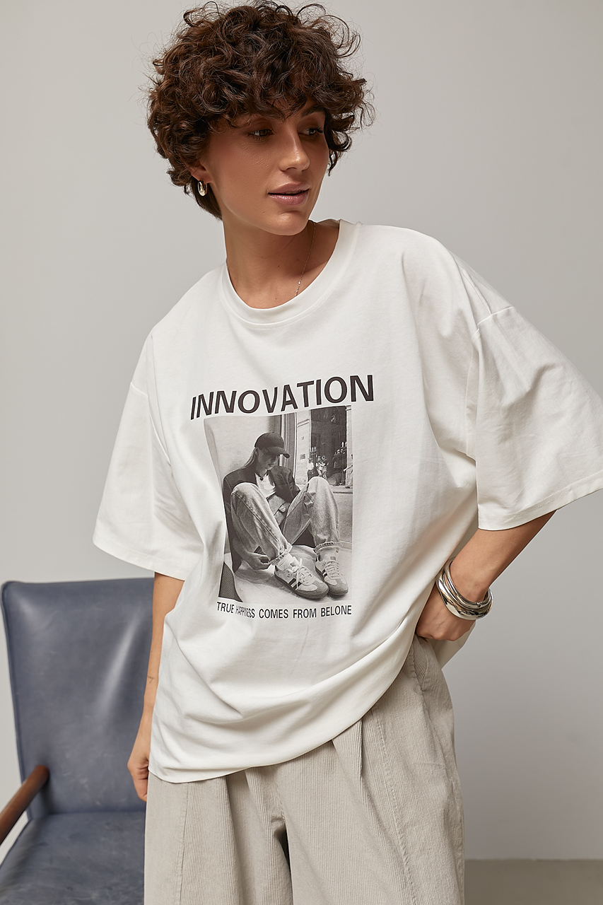 Оверсайз футболка з принтом дівчини та написом Innovation LX-10734947 Оверсайз футболка з принтом дівчини та написом Innovation LX-10734947