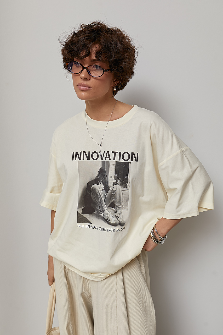 Оверсайз футболка з принтом дівчини та написом Innovation LX-10734919 Оверсайз футболка з принтом дівчини та написом Innovation LX-10734919