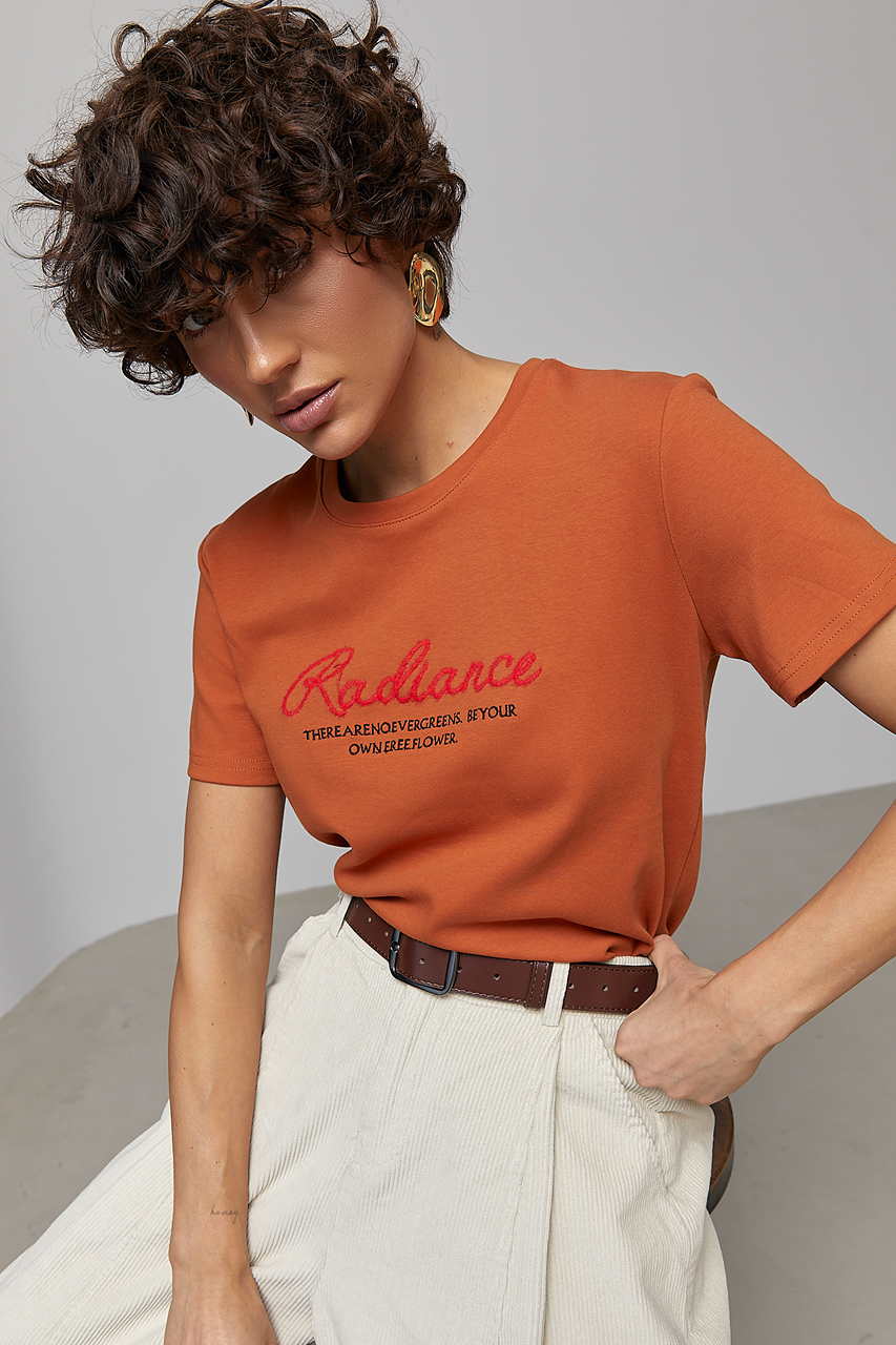 Жіноча трикотажна футболка з вишитими написами  LX-10736943