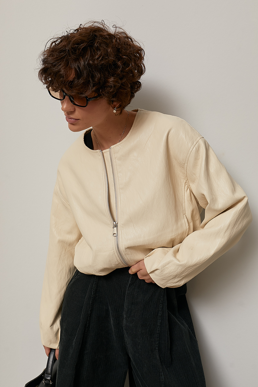 Коротка жіноча куртка зі шкірозамінника  LX-10737447