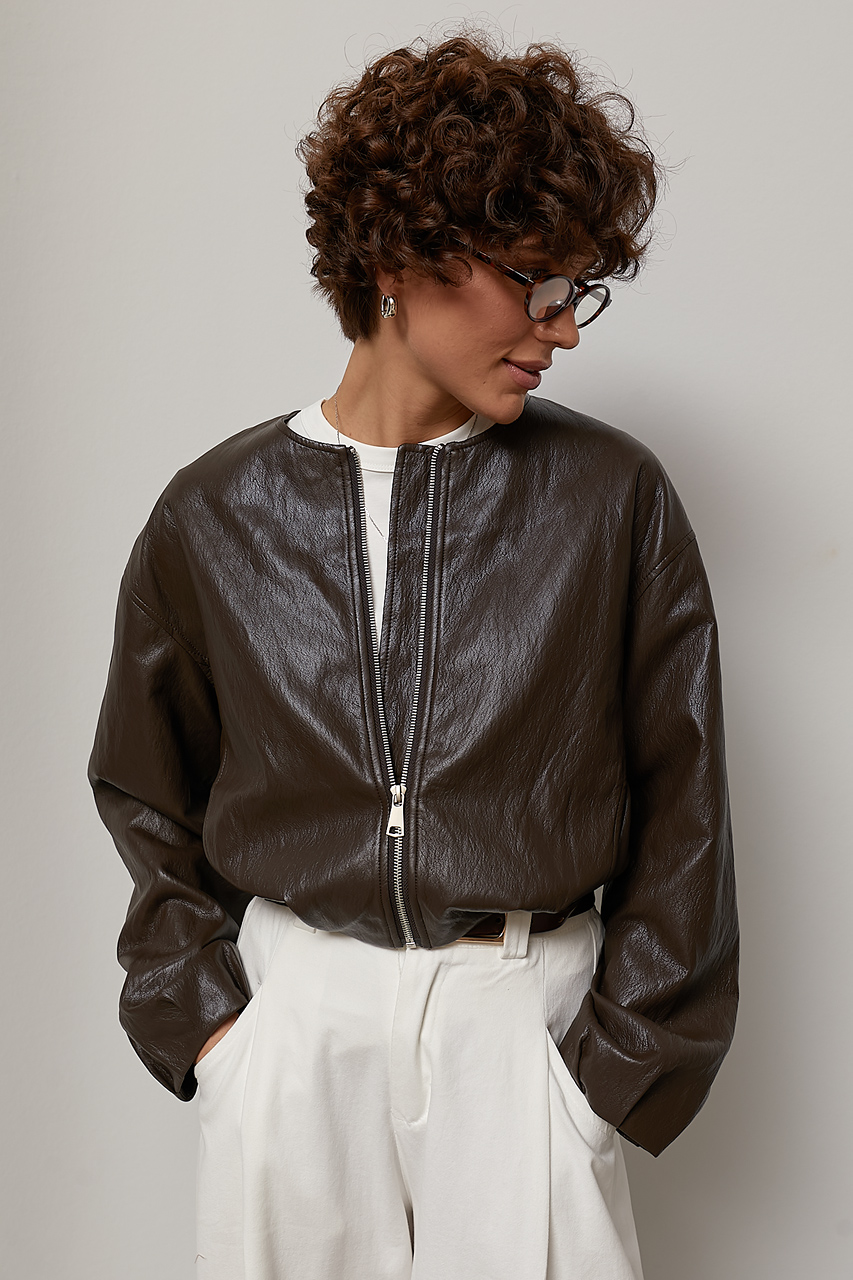 Коротка жіноча куртка зі шкірозамінника