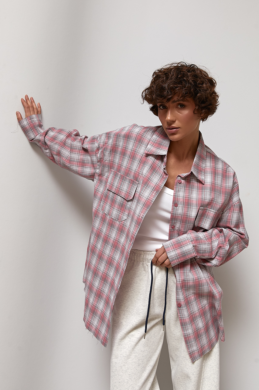 Оверсайз сорочка в клітинку з накладними кишенями