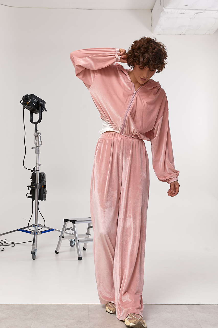 Велюровий спортивний костюм із коротким худі та широкими штанами LX-10742307 Велюровий спортивний костюм із коротким худі та широкими штанами LX-10742307