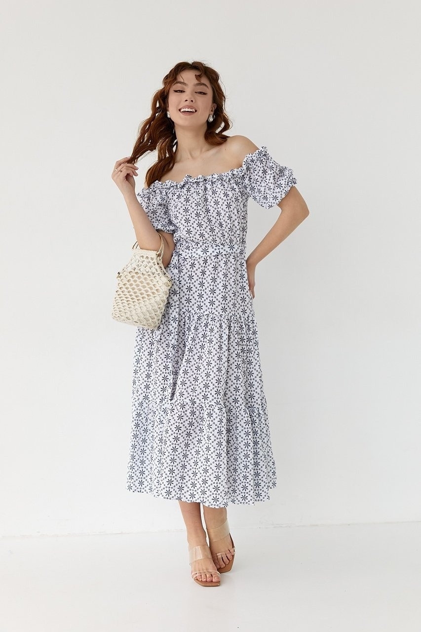 Літня сукня міді з відкритими плечима