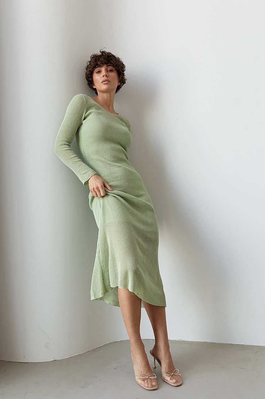 Довга приталена сітчаста сукня