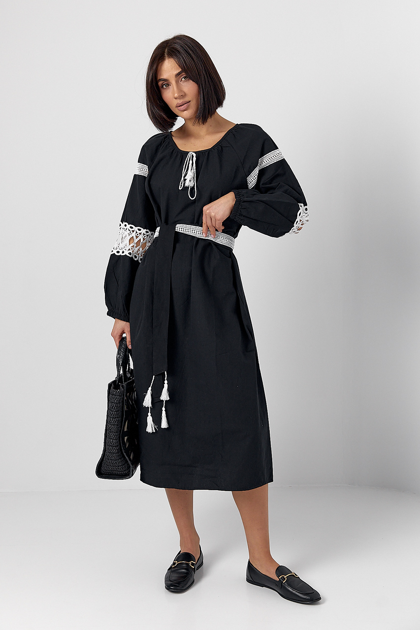Сукня зі вставками макраме на поясі та рукавах