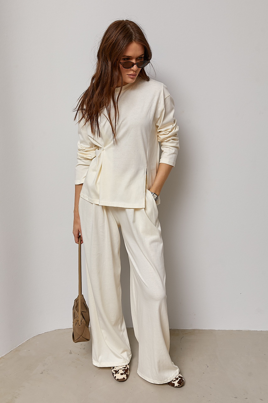 Вільний костюм із лонгом на ґудзику та прямими штанами