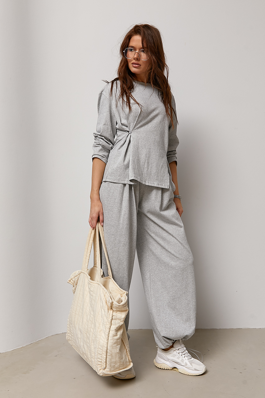 Вільний костюм із лонгом на ґудзику та прямими штанами