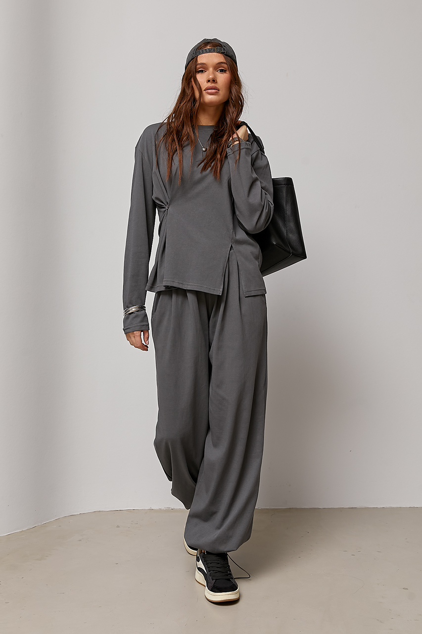 Вільний костюм із лонгом на ґудзику та прямими штанами