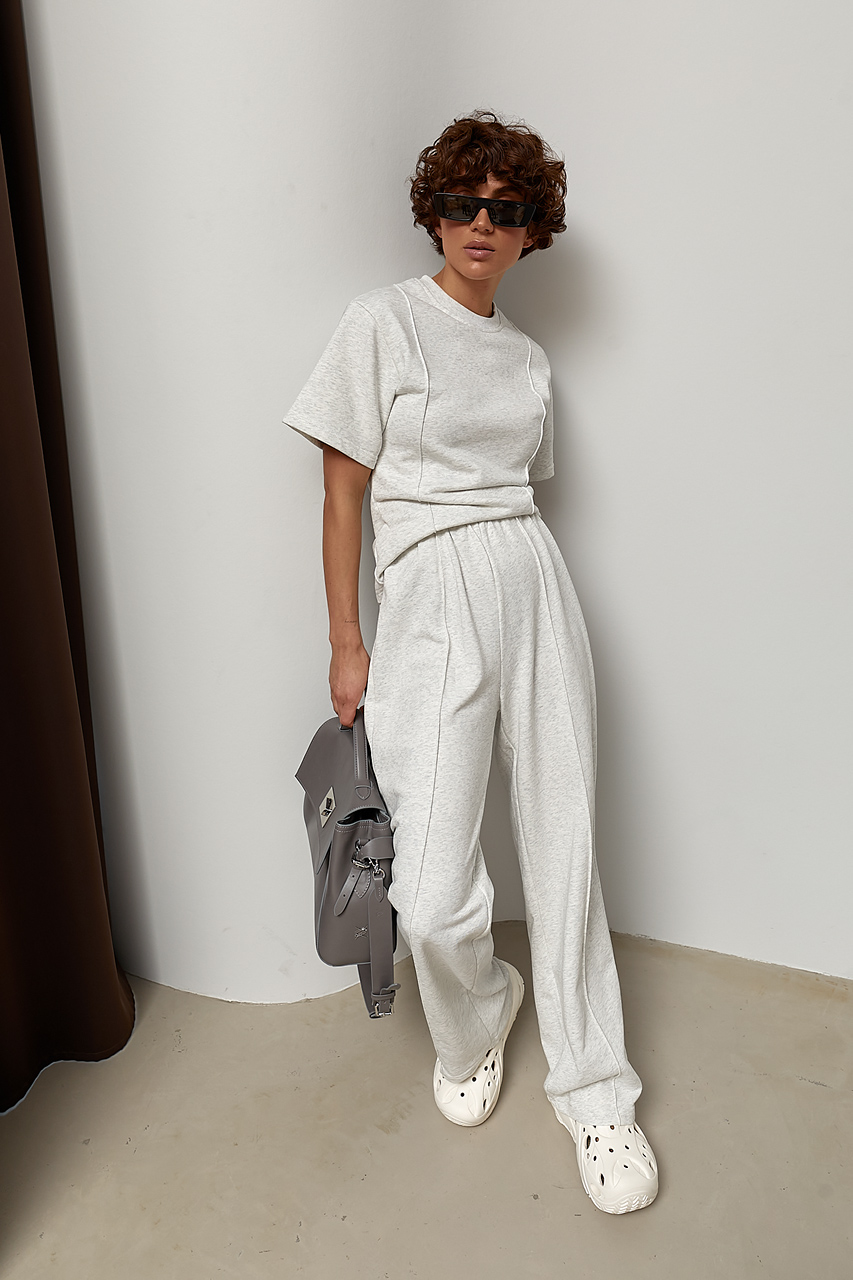 Трикотажний костюм із футболки та штанів з декоративними швами