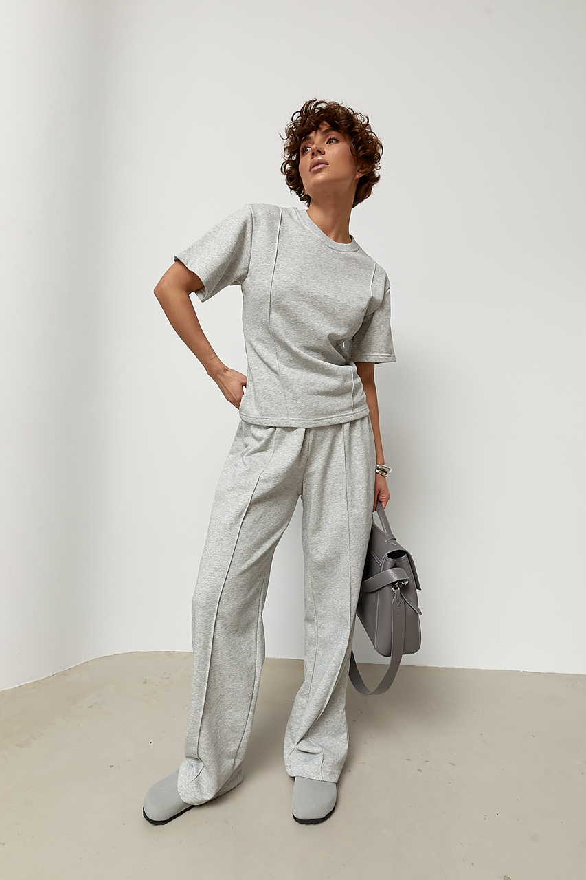 Трикотажний костюм із футболки та штанів з декоративними швами