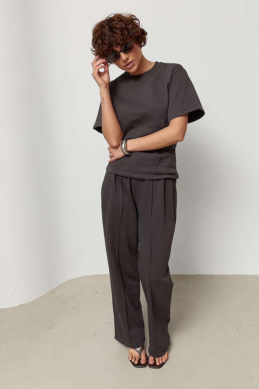 Трикотажний костюм із футболки та штанів з декоративними швами