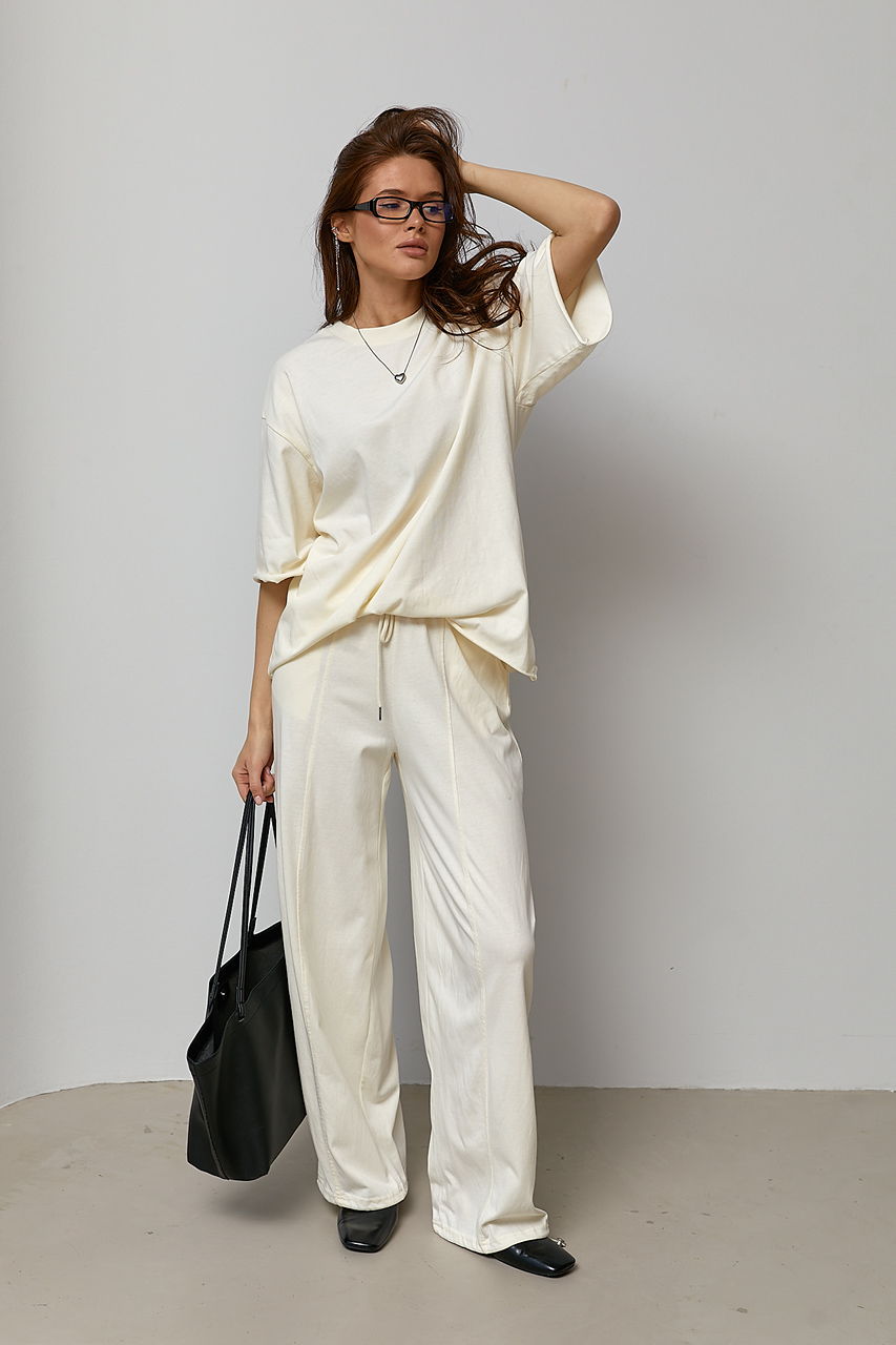 Трикотажний костюм вільного крою з футболки та штанів