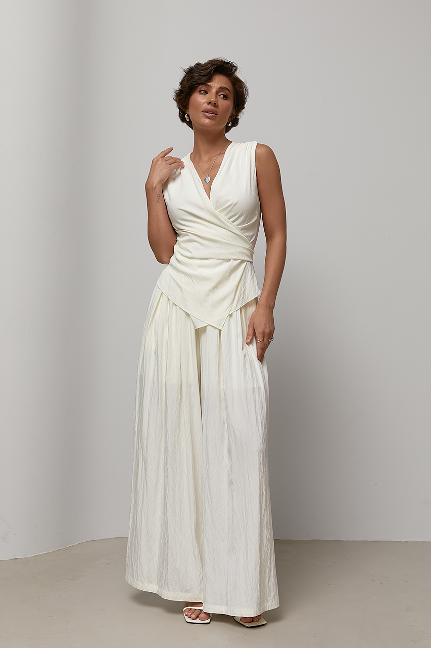 Костюм із блузи на запах та штанів палаццо