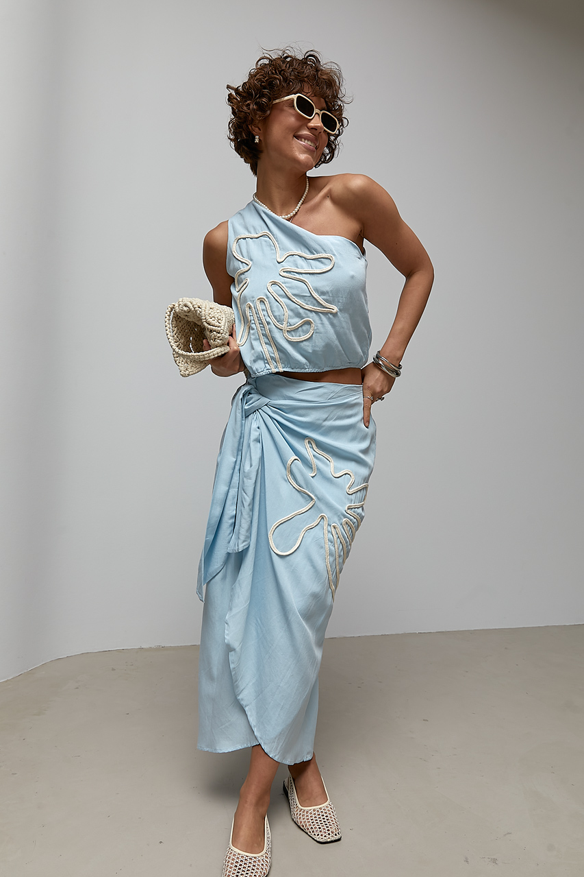 Літній костюм із блузи на одне плече та прямої спідниці на запах  Ls-1701