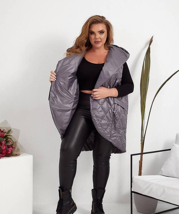 Жилетка женская теплая плащевка лаке на синтепоне 150 с карманами и объемным капюшоном