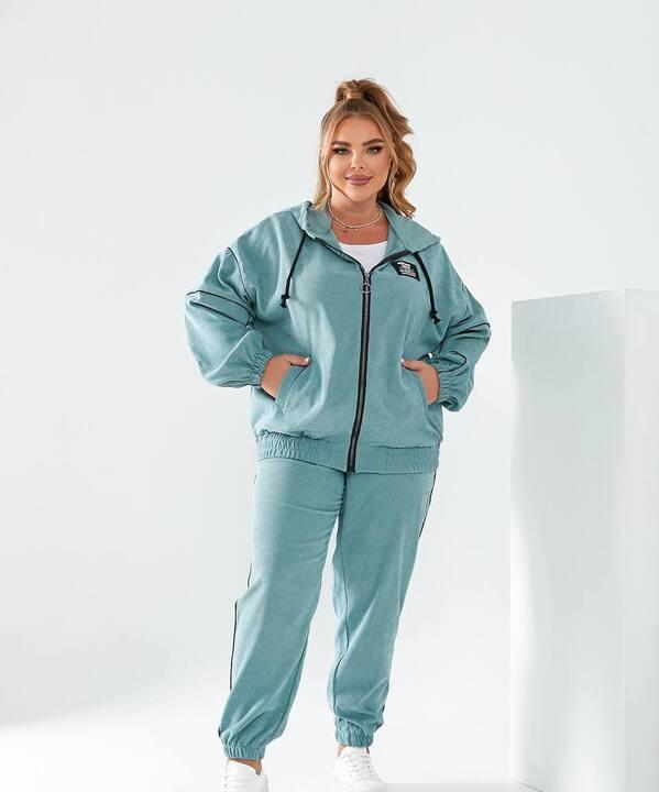 Костюм прогулочный женский из вельвета: кофта на молнии с капюшоном и брюки на резинке весенний