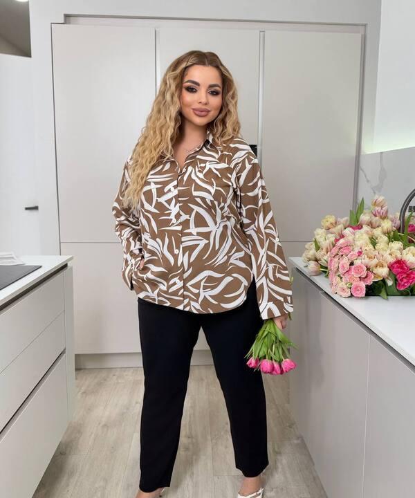 Костюм женский из софта и креп-дайвинга: свободная блузка с принтом и зауженные брюки весенний