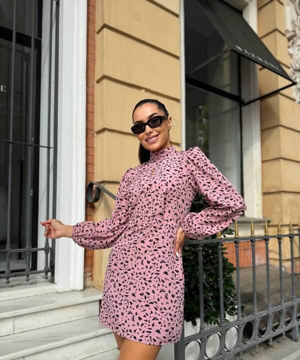 Платье-мини женское из софта с разрезом на груди и карманами весенне-летнее