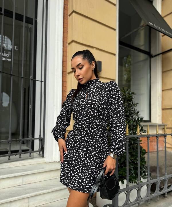 Платье-мини женское из софта с разрезом на груди и карманами весенне-летнее