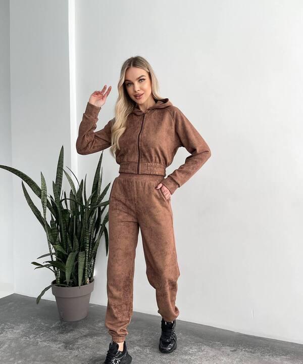 Костюм женский спортивный из трехнитки с капюшоном и карманами весенне-летний