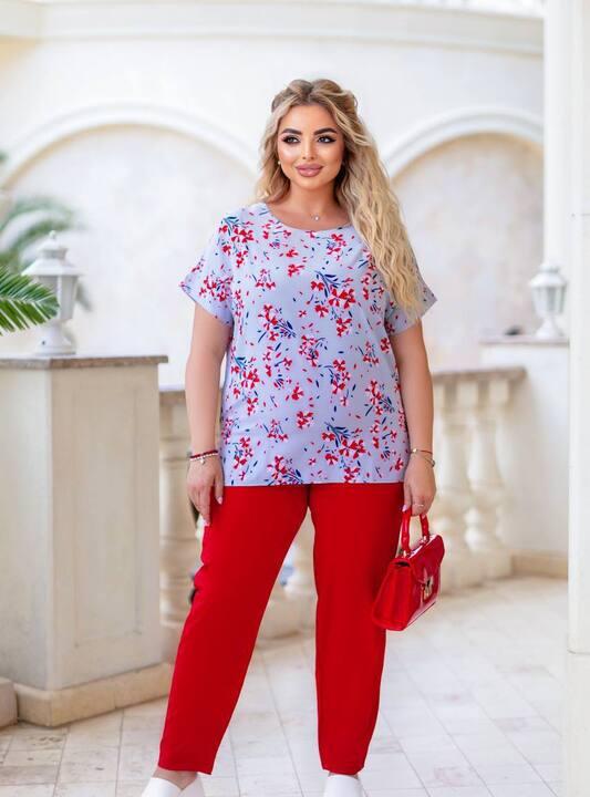 Прогулочный костюм женский из софта с цветочным принтом и яркими однотонными брюками весенний
