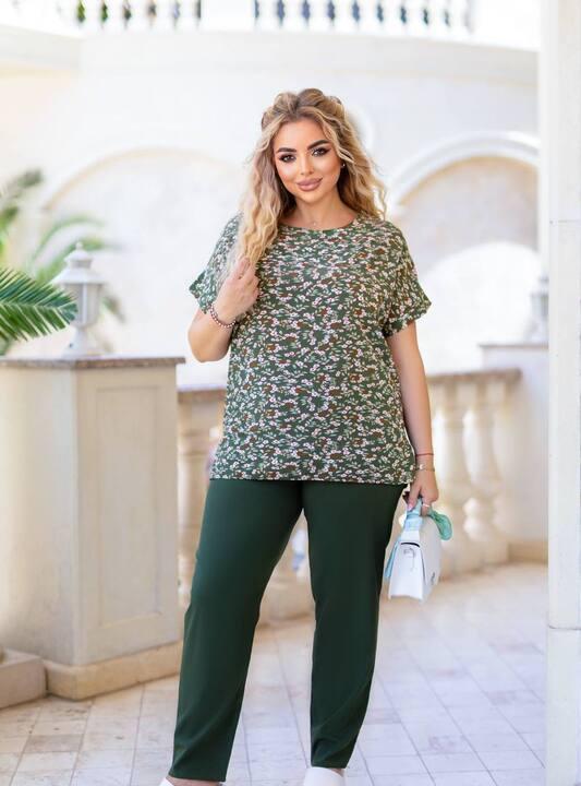 Прогулочный костюм женский из софта с цветочным принтом и яркими однотонными брюками весенний