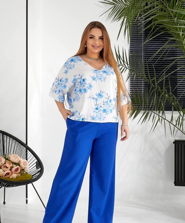 Костюм женский с блузой из штапеля в цветочный принт и широкими брюками из тиара весенне-летний